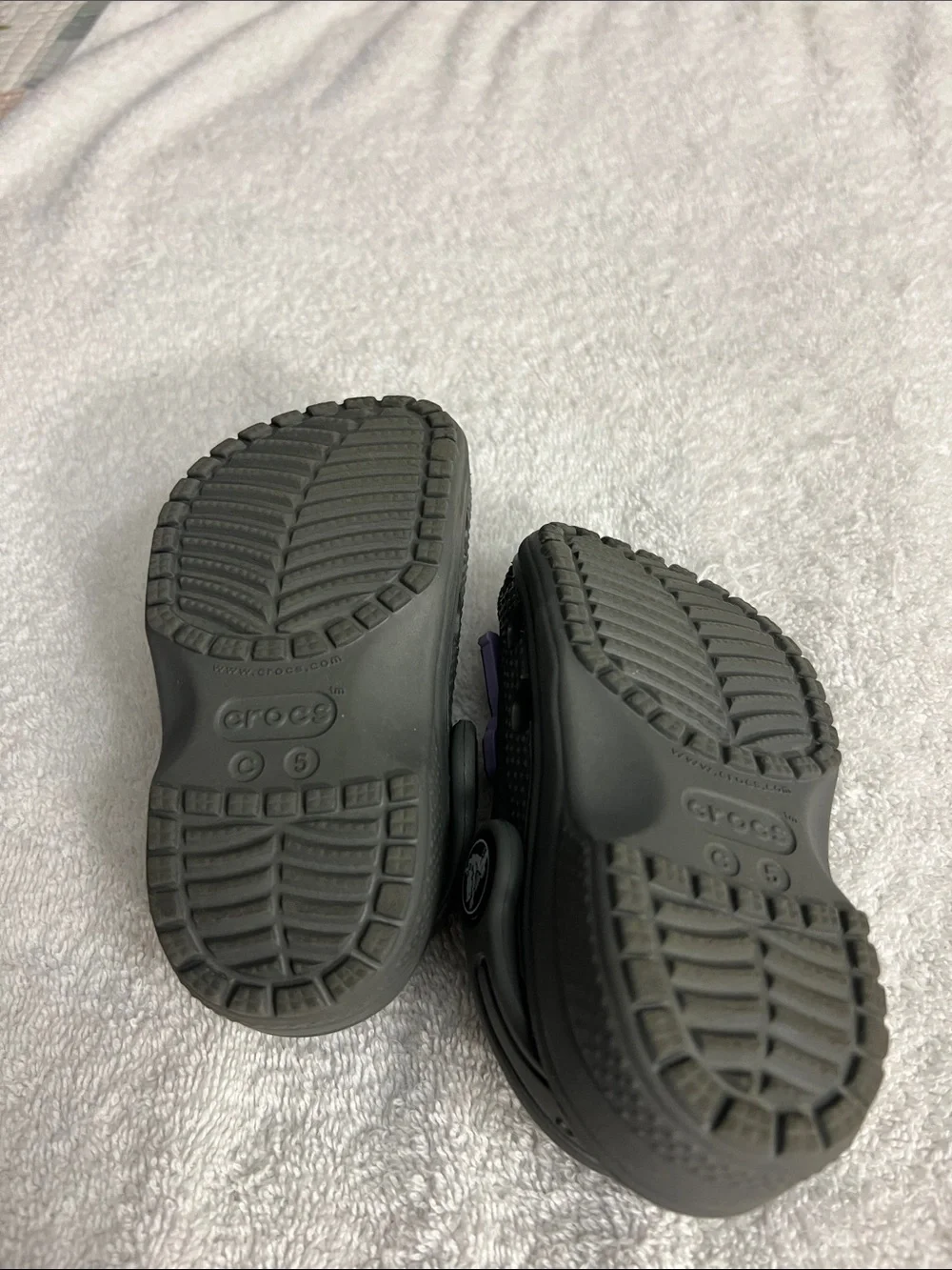CROCS Kids Gray Slip-On Clogs with Frozen Character Charms (49)